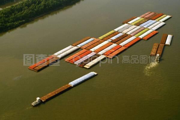 美国路易斯安那州新奥尔良州密西西比河上的谷物驳船的鸟瞰图