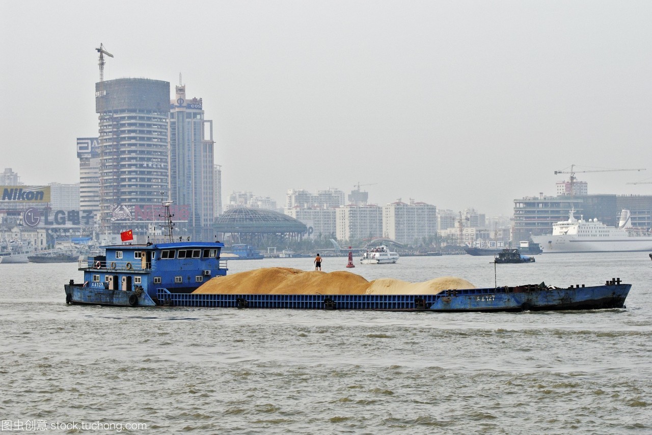 驳船在黄浦江在浦东上海中国亚洲
