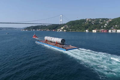 沿河运输超大货物,驳船上的蒸馏塔漂浮到工厂。图片免费下载-5002921643-